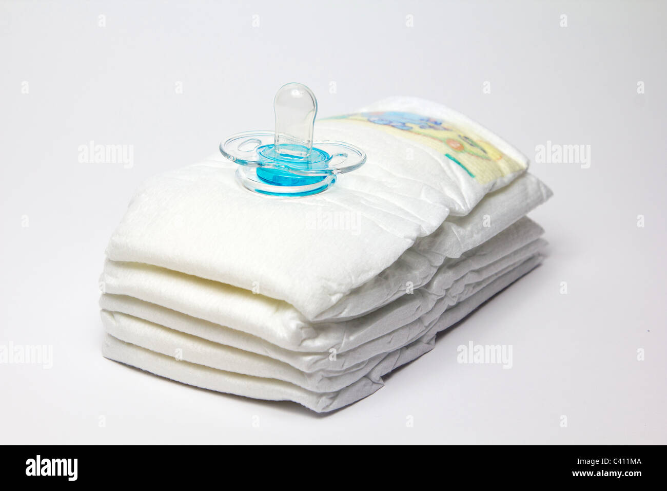 Una chiara succhietto blu sulla parte superiore di 5 pannolini neonato Foto Stock