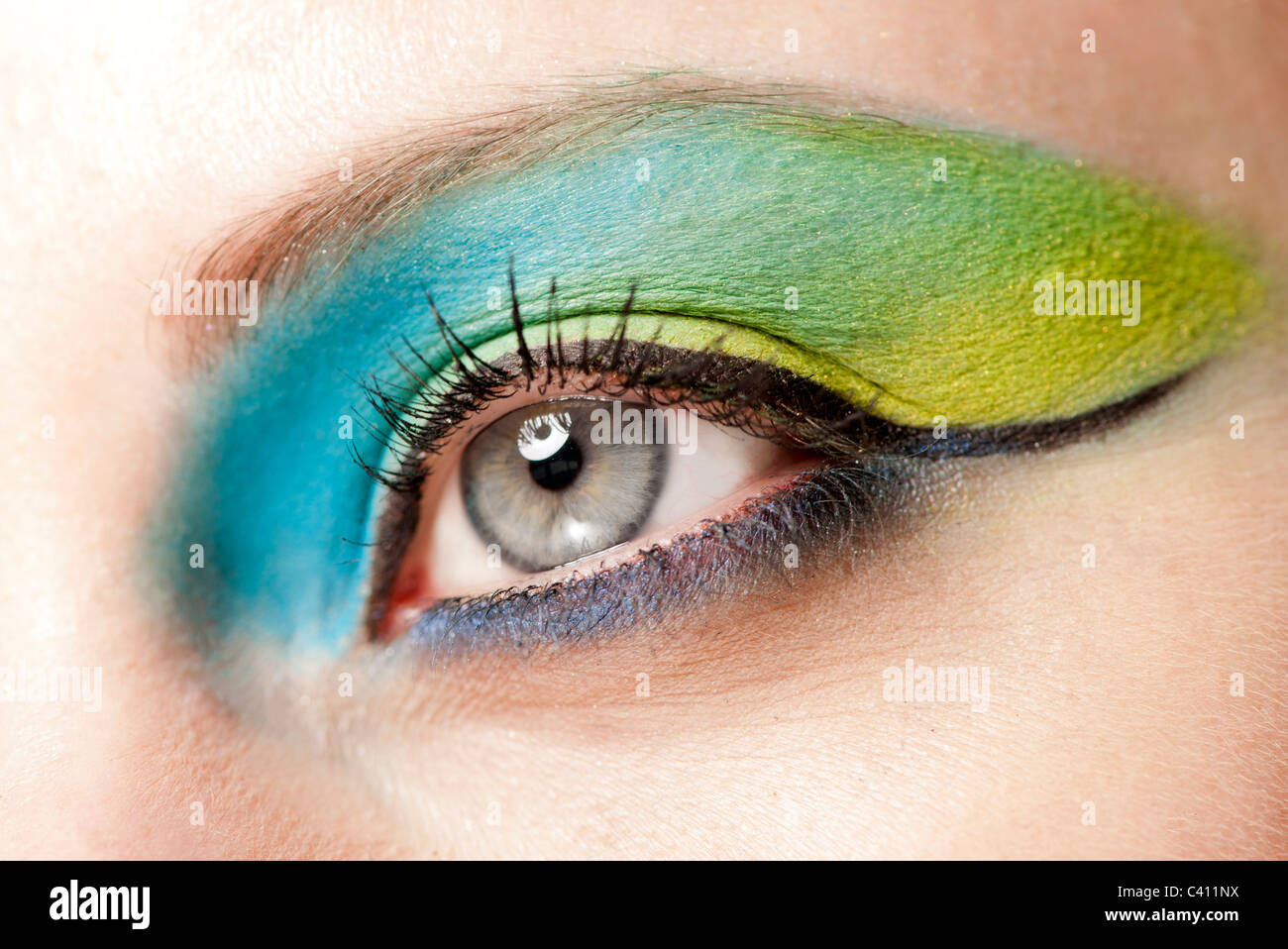 Close up di un occhio con colorati make up, peacock colori Foto Stock