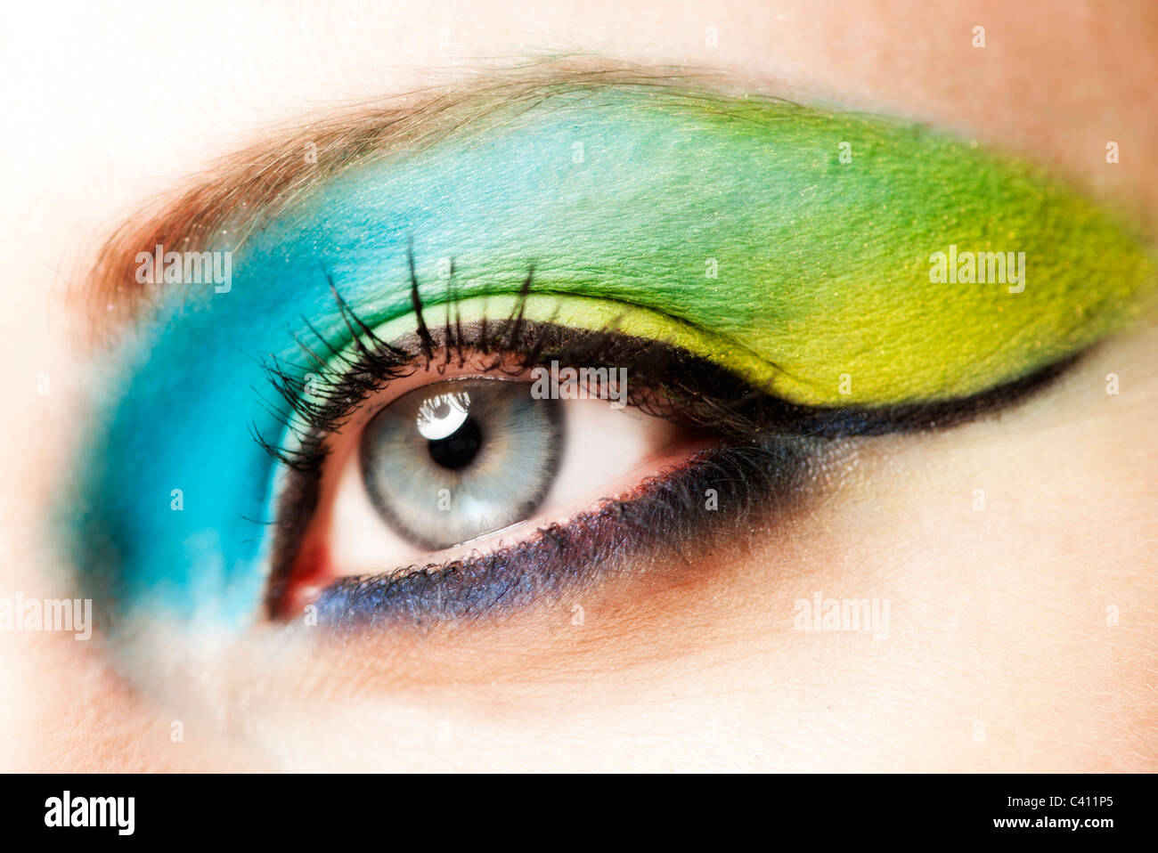 Close up di un occhio con colorati make up, peacock colori Foto Stock