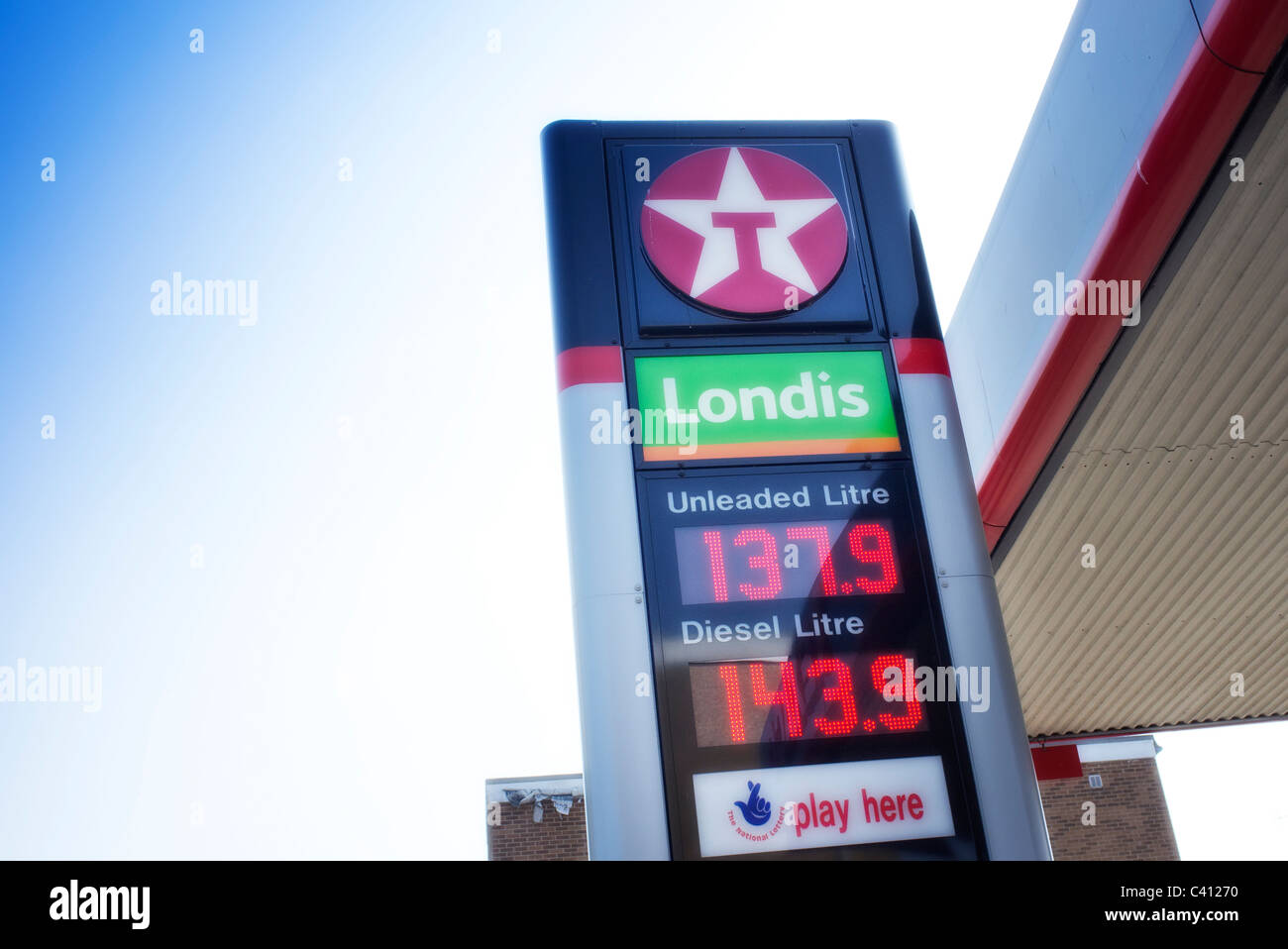 Texaco stazione di benzina e il piazzale antistante firmare la visualizzazione dei prezzi del carburante Foto Stock