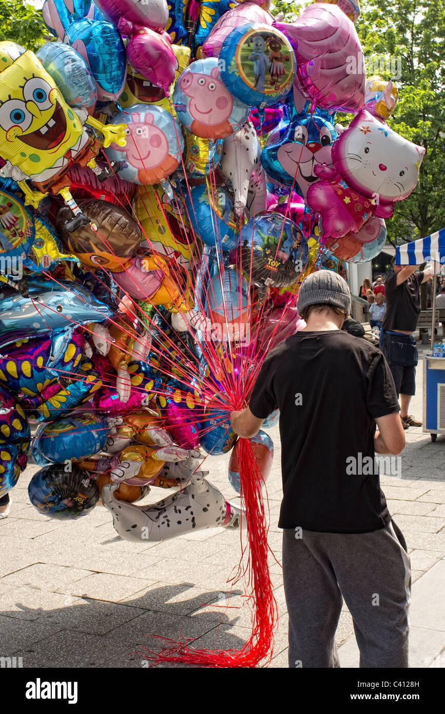 L'uomo dei palloncini di vendita in strada Foto stock - Alamy