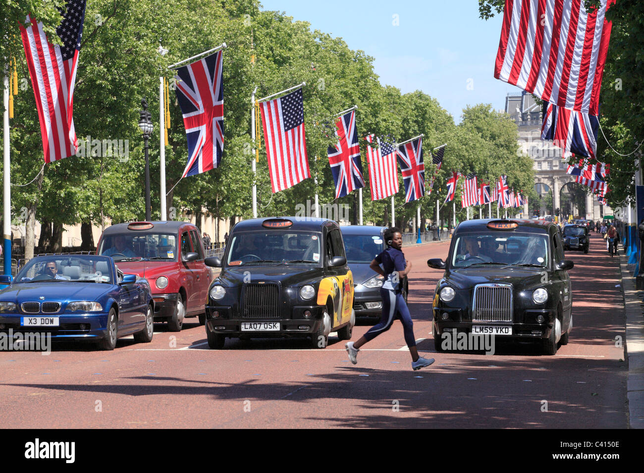In taxi il centro commerciale con UK e USA le bandiere in occasione della visita del Presidente Obama Foto Stock