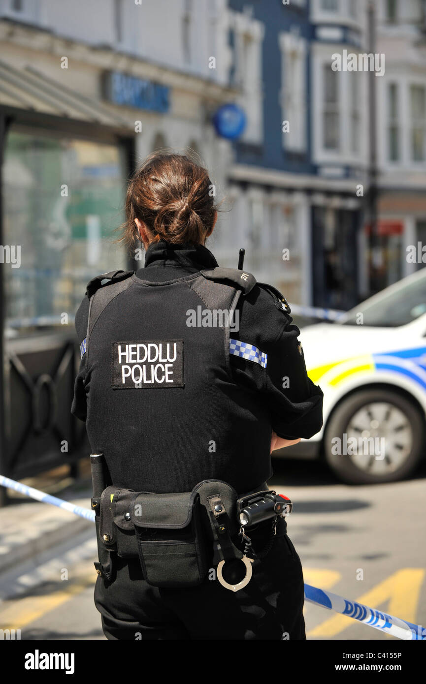 Vista posteriore di un Dyfed Powys forza di polizia donna constable, Wales UK Foto Stock