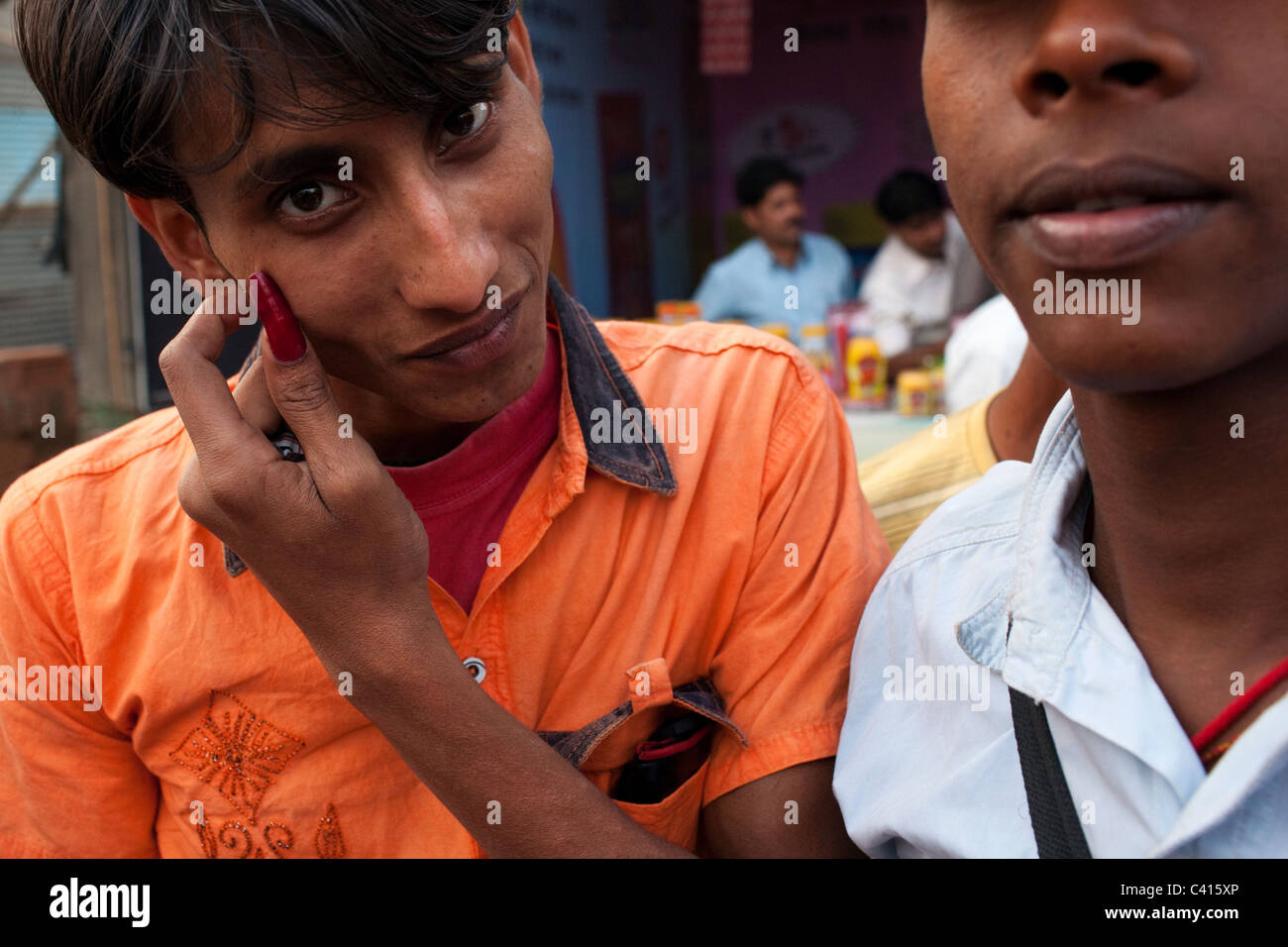 Un giovane uomo con insolitamente lunga unghia a Sonepur Mela a Sonepur vicino a Patna e Hajipur in stato di Bihar, in India. Foto Stock