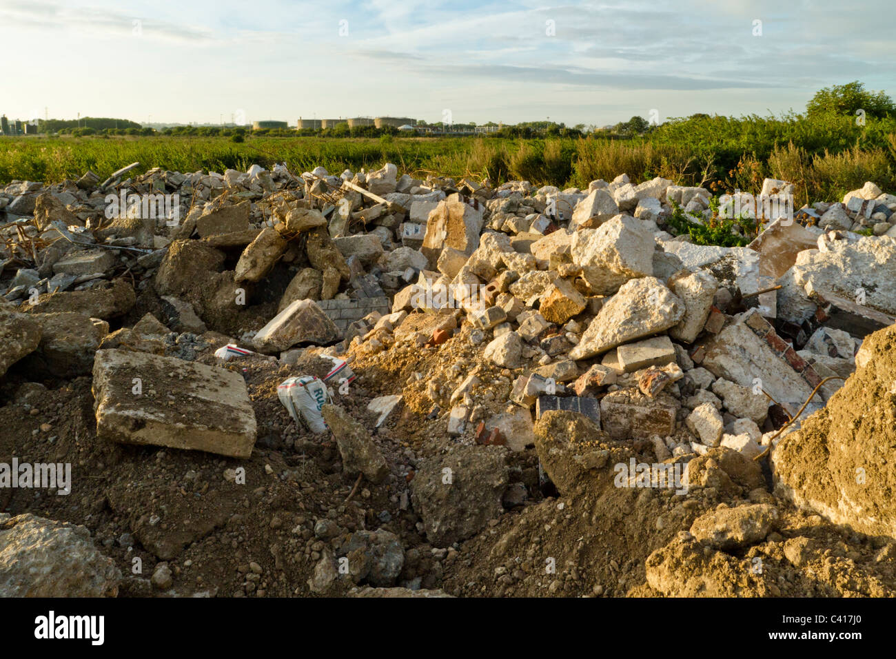 Volare il ribaltamento dei rifiuti di costruzione. Illegalmente macerie di dumping alla fine di una corsia di campagna nel Nottinghamshire, England, Regno Unito Foto Stock