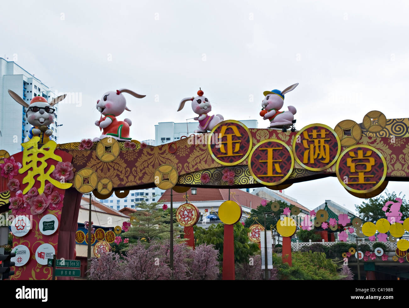 Colorate decorazioni in strada per festeggiare il Capodanno cinese nella Chinatown di Singapore Repubblica di Singapore Asia Foto Stock