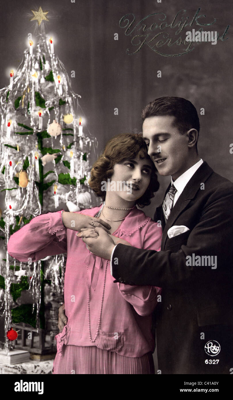 Natale, giovane coppia con albero di Natale, cartolina, Paesi Bassi, inizio del 20 ° secolo, 'Vrolijk Kerstfeest' (buon Natale), Additional-Rights-Clearences-non disponibile Foto Stock