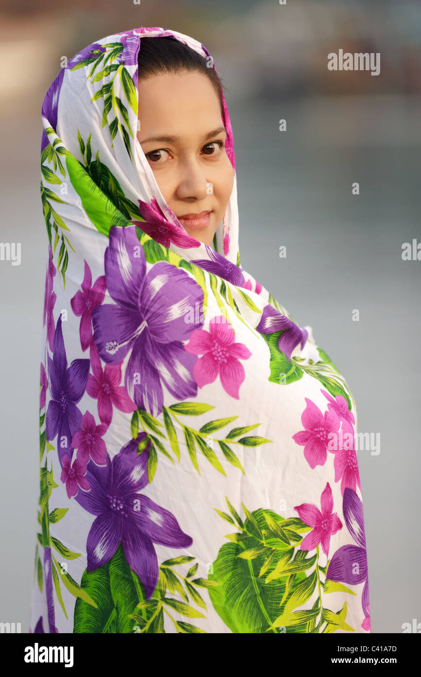Musulmani donna asiatica all'esterno ritratto Foto Stock