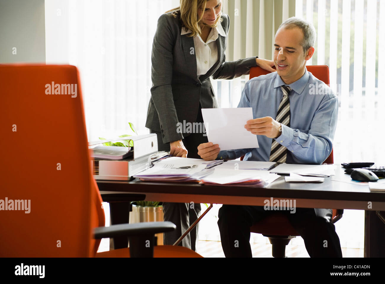 Imprenditore parlando a un collega Foto Stock