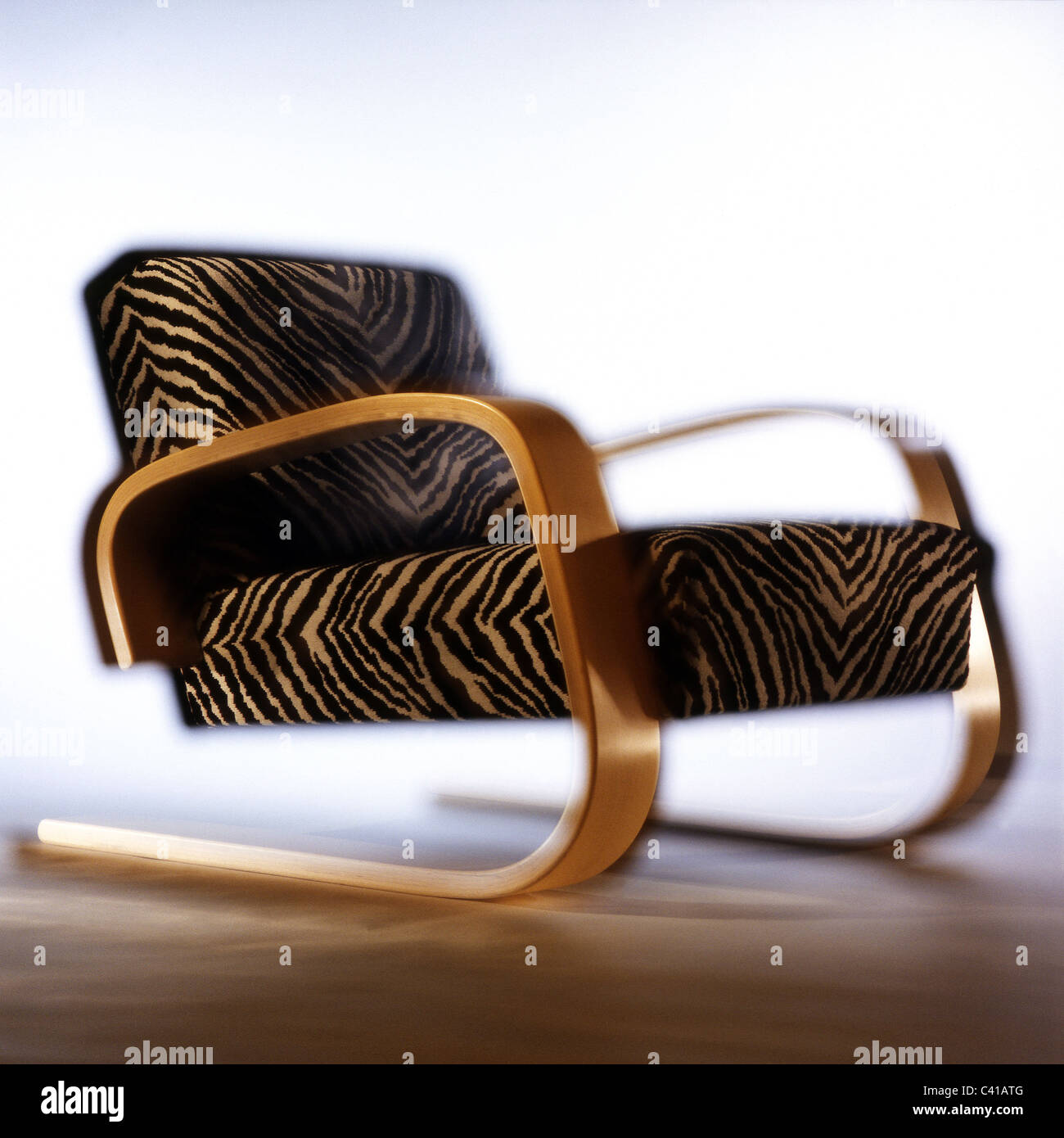 Legno di betulla 400 Poltrona progettato dal designer finlandese Alvar Aalto Foto Stock