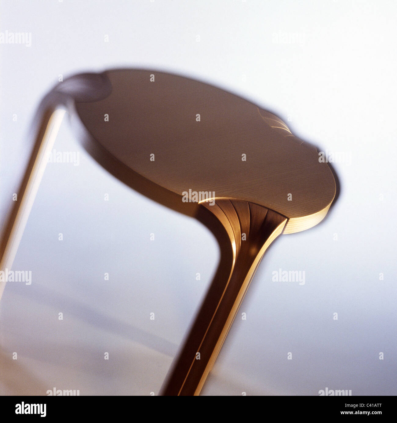 Legno di betulla X600 Sgabello progettato dal designer finlandese Alvar Aalto Foto Stock