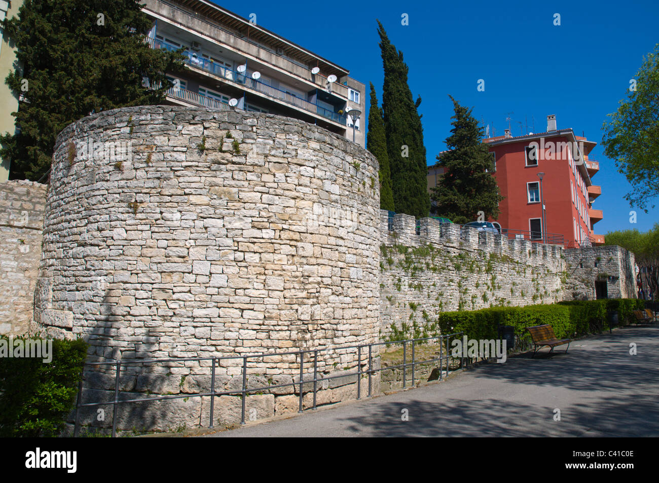 Le mura della città e moderna edilizia residenziale Trg Portarata piazza Pola la penisola istriana Croazia Europa Foto Stock