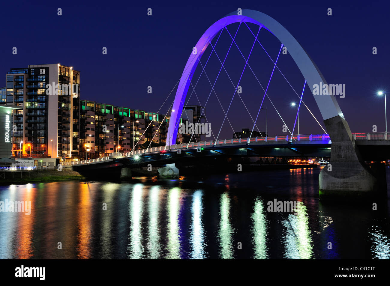 Clyde ponte ad arco su Finnieston di notte, Glasgow, Scozia Foto Stock