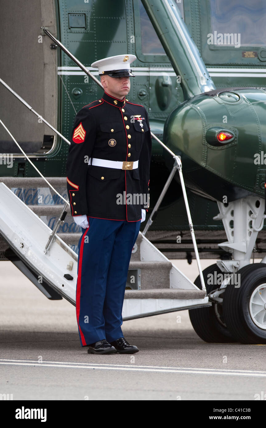 Marines americani in stand by il presidente Obama ufficiale della Marina in elicottero uno a Londra Stansted Foto Stock