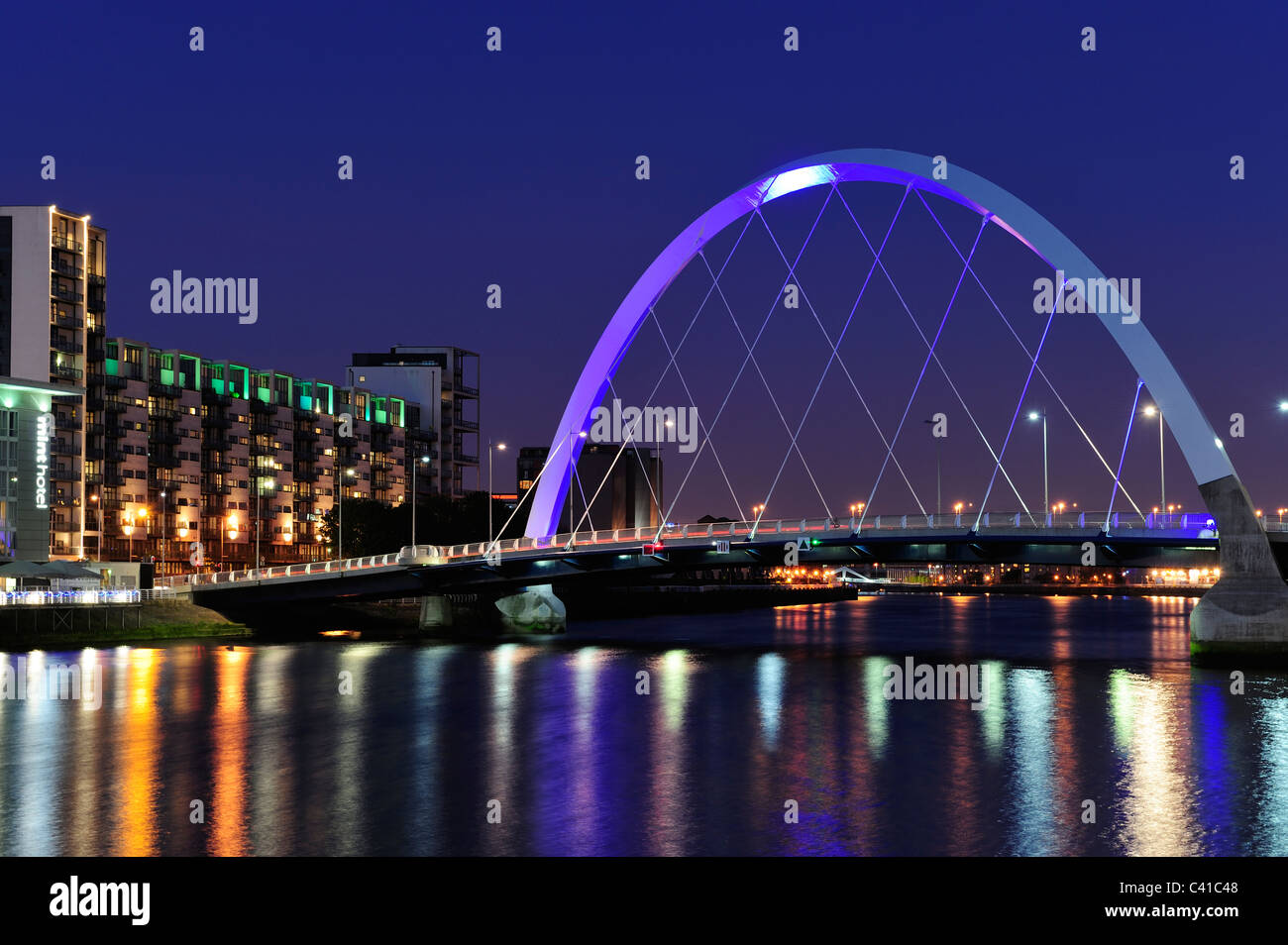 Clyde ponte ad arco su Finnieston di notte, Glasgow, Scozia Foto Stock