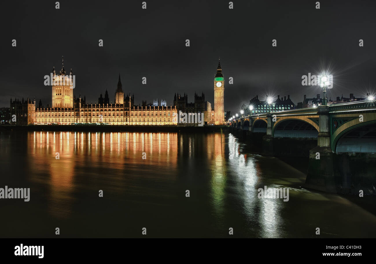 La Casa del Parlamento e il fiume Tamigi a Londra, Regno Unito Foto Stock