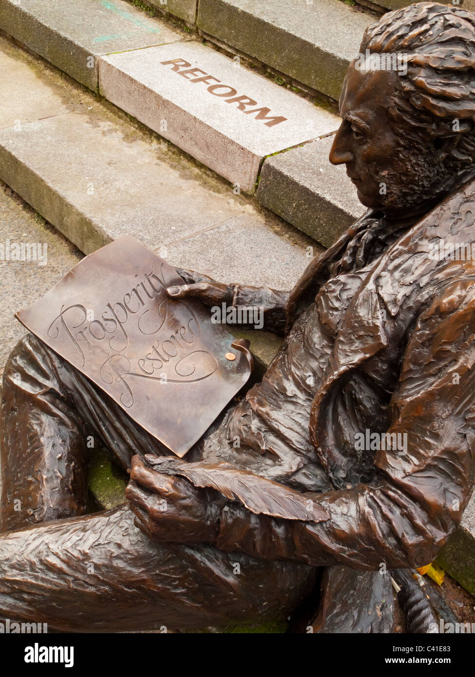 Statua di Thomas Attwood economista e fondatore della Birmingham unione politica in Chamberlain Square Birmingham REGNO UNITO Foto Stock