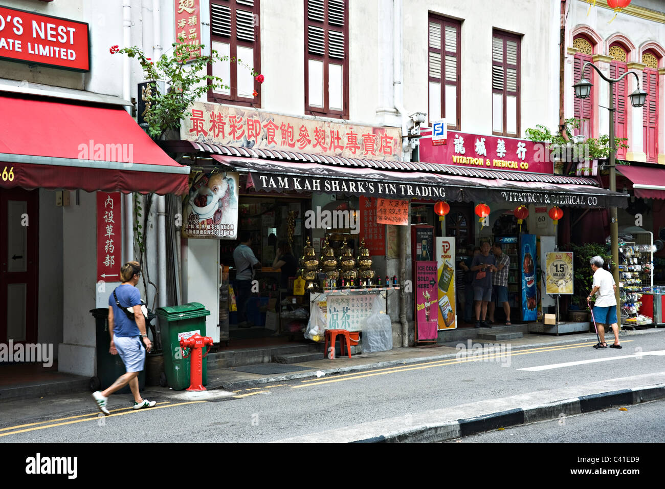Vivacemente colorati negozi nel quartiere di Chinatown di Singapore Repubblica di Singapore Asia Foto Stock