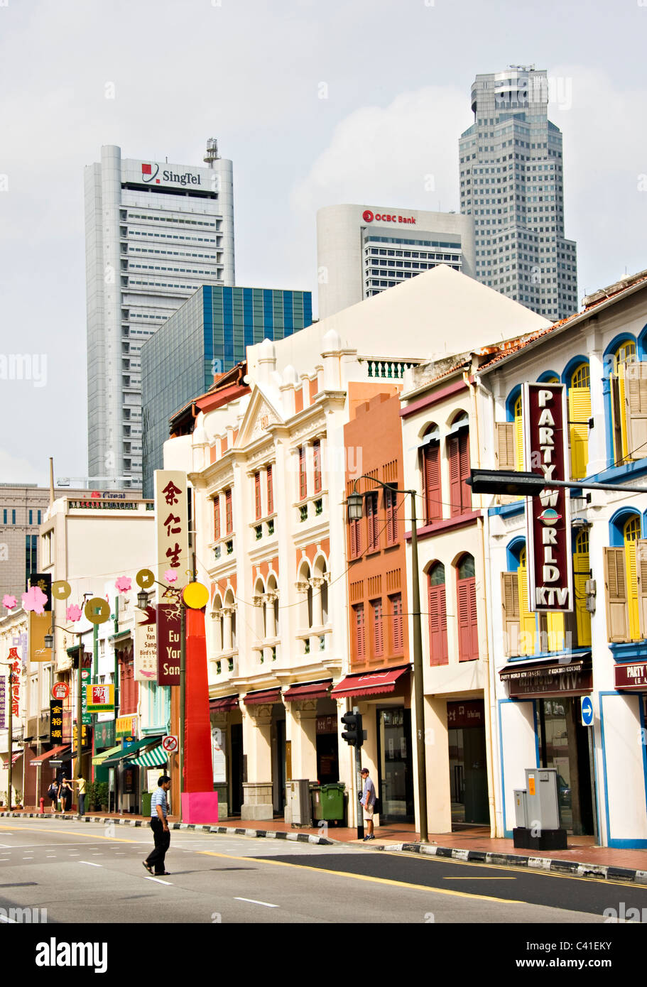 Vivacemente colorati negozi nel quartiere di Chinatown di Singapore Repubblica di Singapore Asia Foto Stock