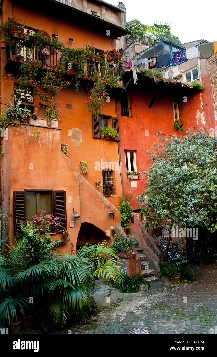 Tradizionale casa italiana dipinte in giallo ocra- Via del Pellegrino, campo di fiore, Roma Italia Foto Stock