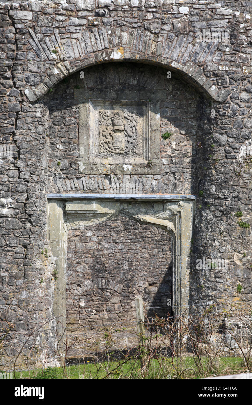 Ingresso Oxwich Castle, mostrando Sir riso Mansel del mantello e del braccio, Penisola di Gower, South Wales, Regno Unito Foto Stock