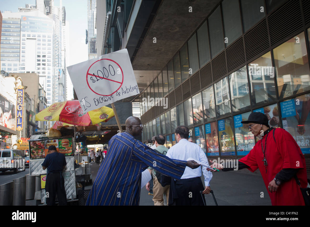 I venditori ambulanti e i loro sostenitori protesta $1.000 ammende in Times Square a New York Foto Stock