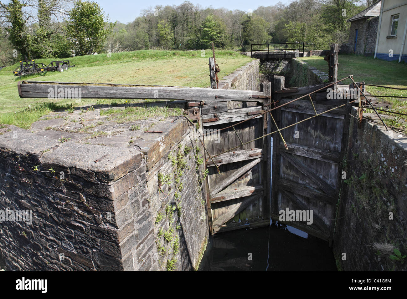 La serratura in disuso delle porte della Tennant canal a Aberdulais, Neath, South Wales, Regno Unito Foto Stock