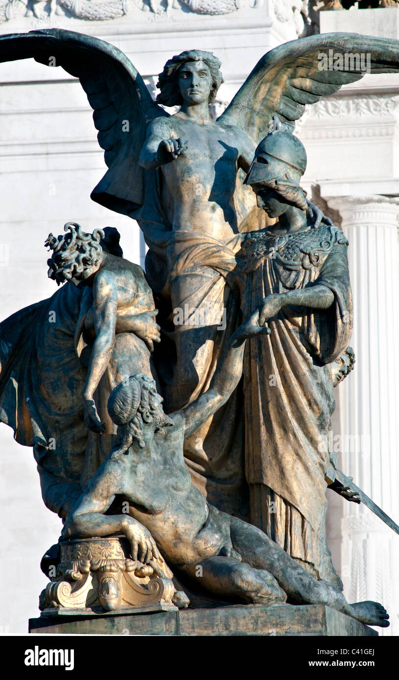 Scultura in bronzo di gruppo closeup di Vittorio Emanuele II monumento di Roma, Italia Foto Stock