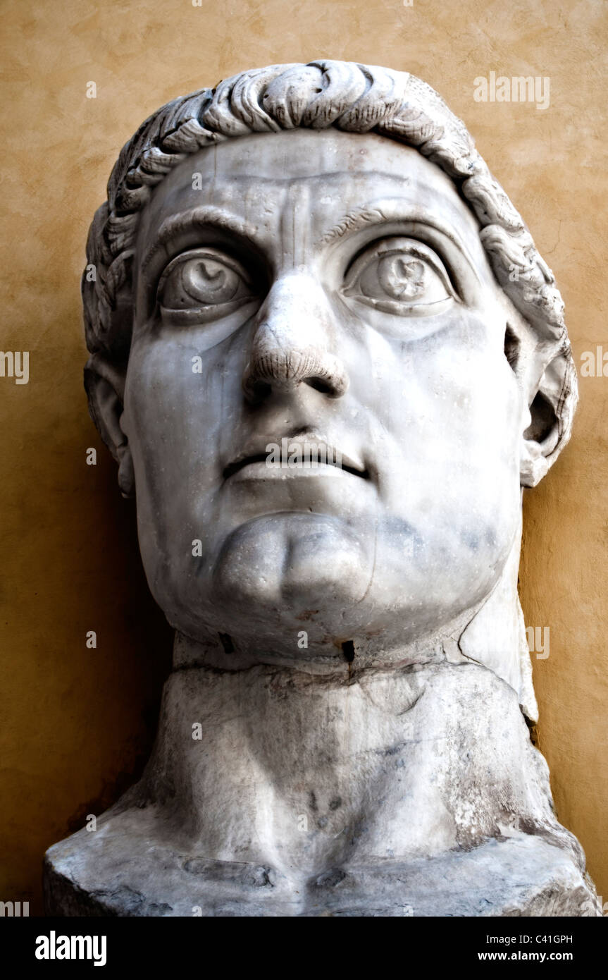 Musei Capitolini Palazzo dei Conservatori- testa dell imperatore Costantino- parte della colossale statua di pietra- Roma Italia Foto Stock