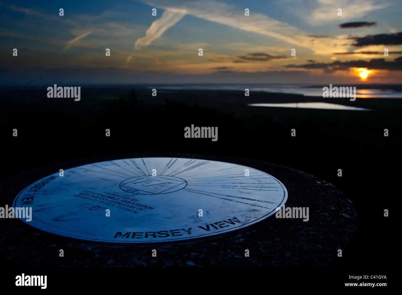 Tramonto su 'Mersey vista' preso dal AA lookout dal Memoriale di guerra sulla collina Frondsham. Limitata profondità di messa a fuoco Foto Stock