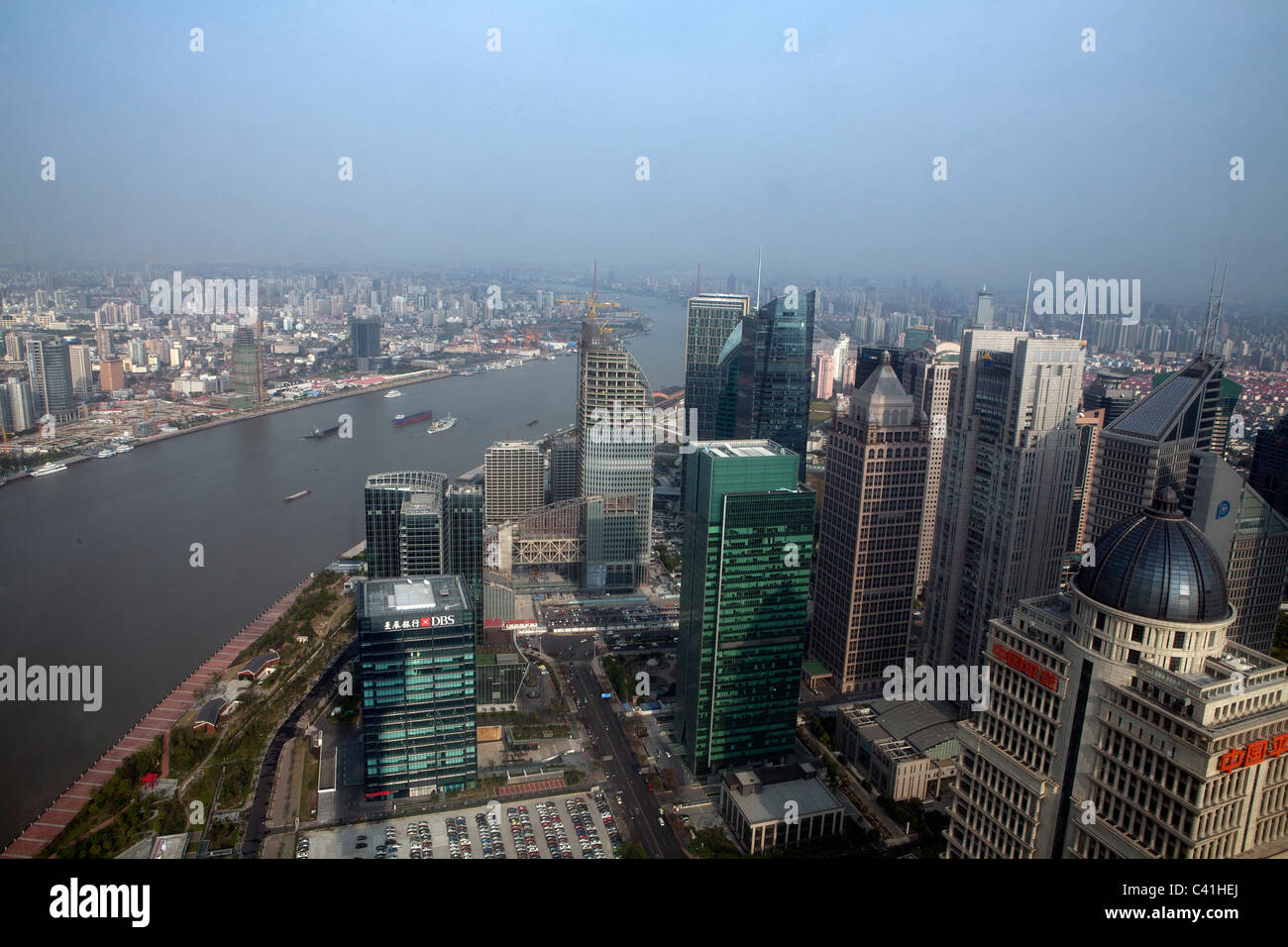 Vista di edifici in città del litorale, Pudong, Shanghai, Cina Foto Stock