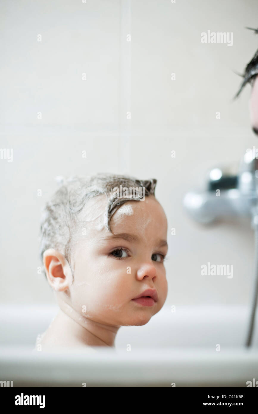 Il Toddler boy prendere un bagno, ritratto Foto Stock