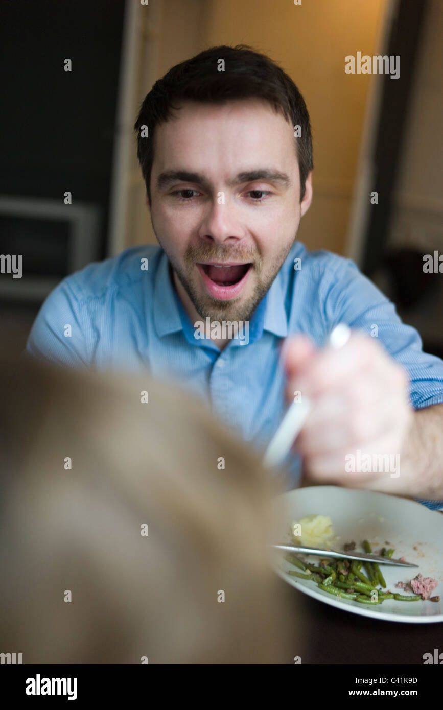 Padre alimentando un giovane bambino, ritagliato Foto Stock