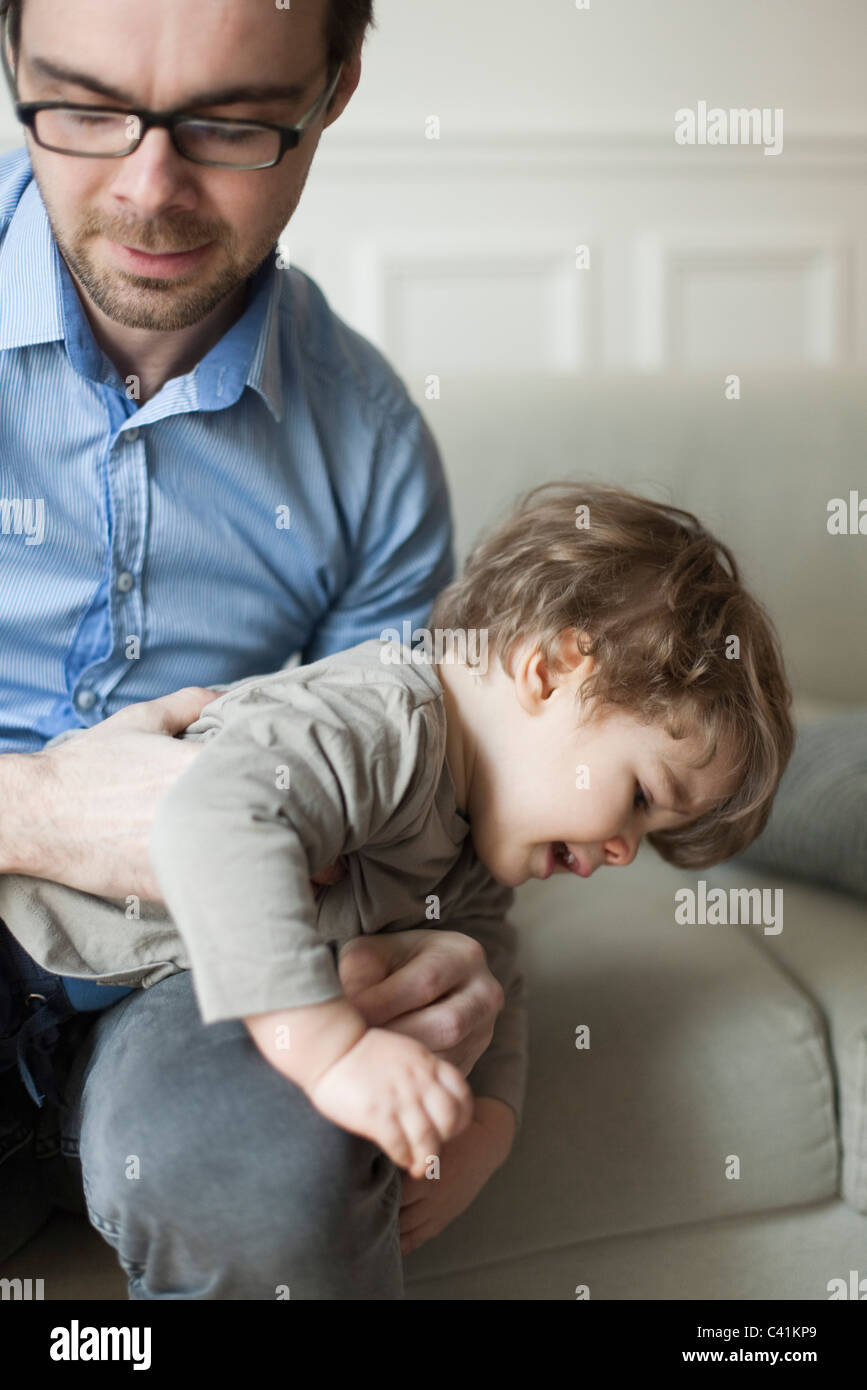 Padre e figlio toddler giocando Foto Stock