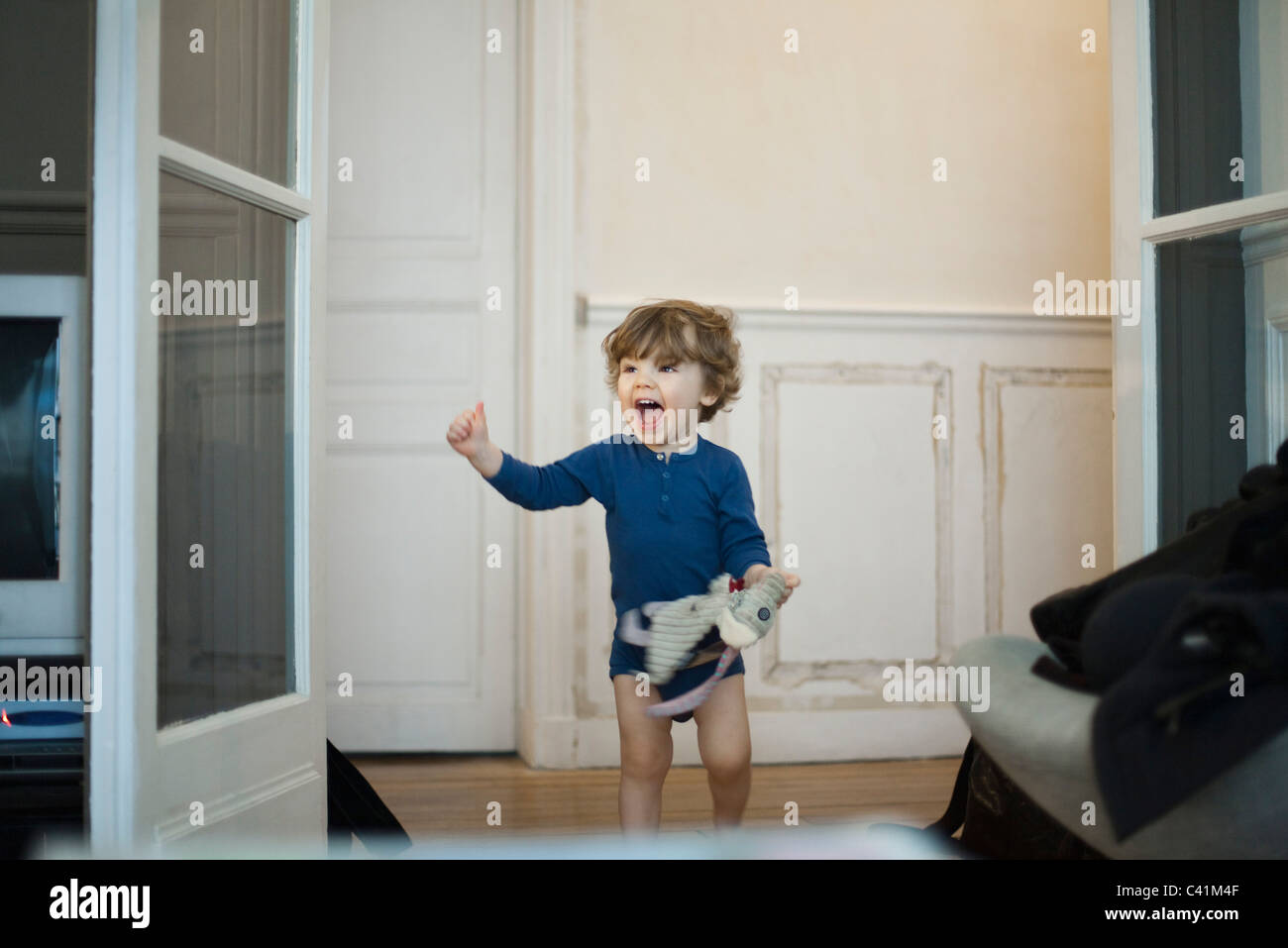Il Toddler boy giocando e ridendo Foto Stock