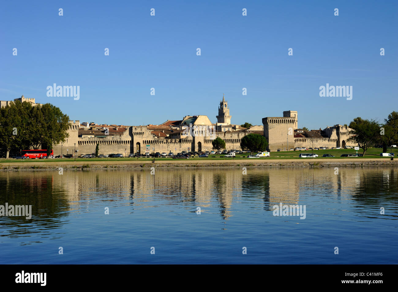 Francia, Provenza, Avignone, fiume Rhône, mura della città Foto Stock
