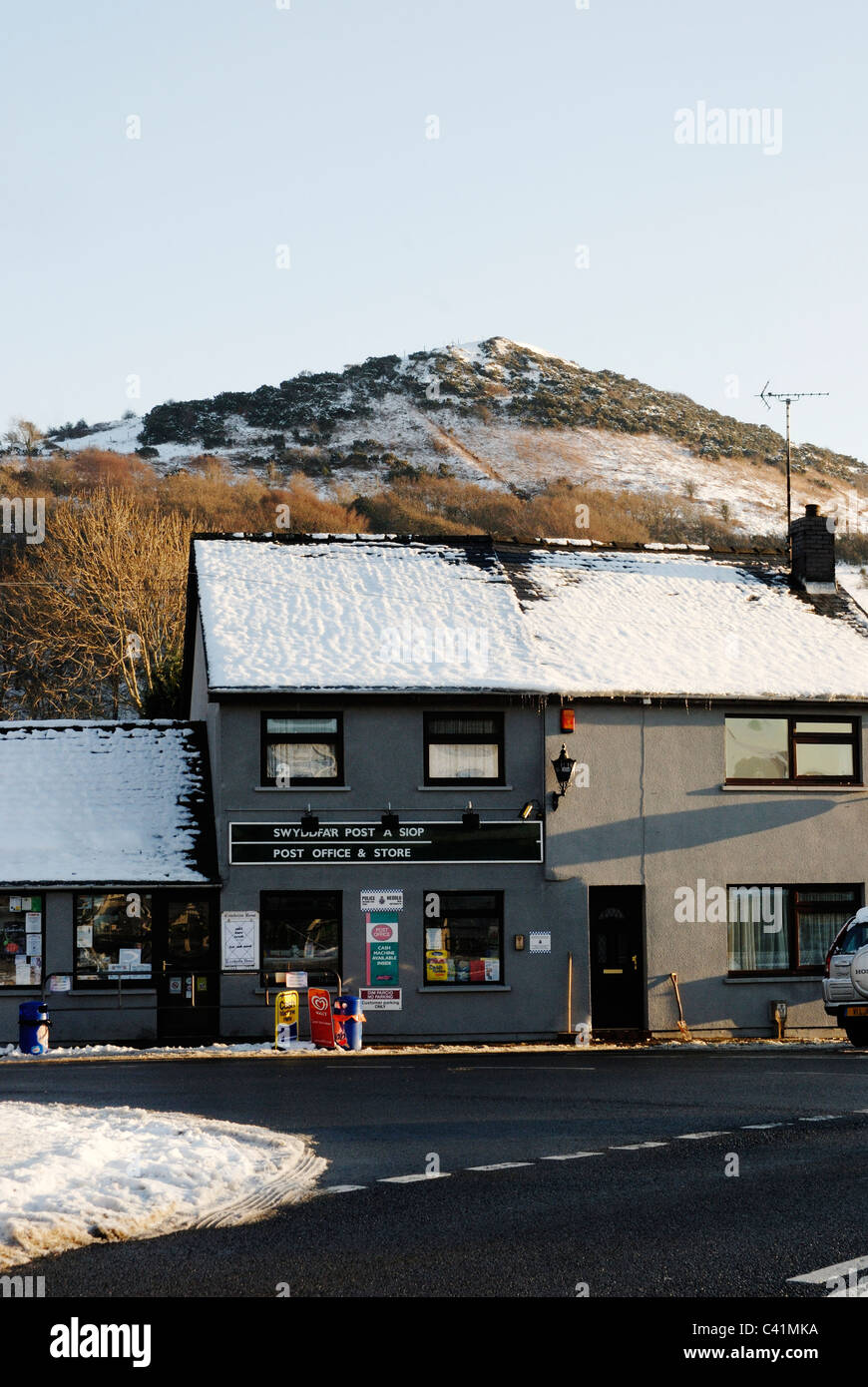 Llanrhystud Post Office e village store nella neve, Galles, inverno2010/11. Foto Stock