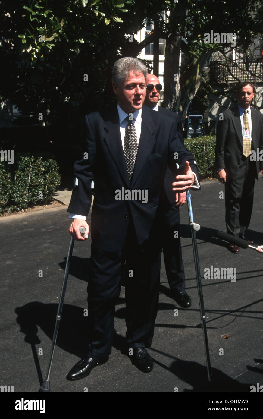 Il presidente Bill Clinton sulle stampelle alla Casa Bianca di Washington, DC. Foto Stock