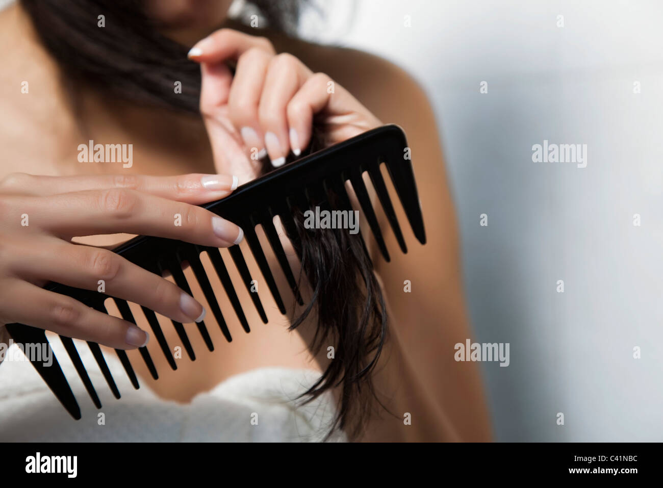 Donna pettinare i capelli, ritagliato Foto Stock
