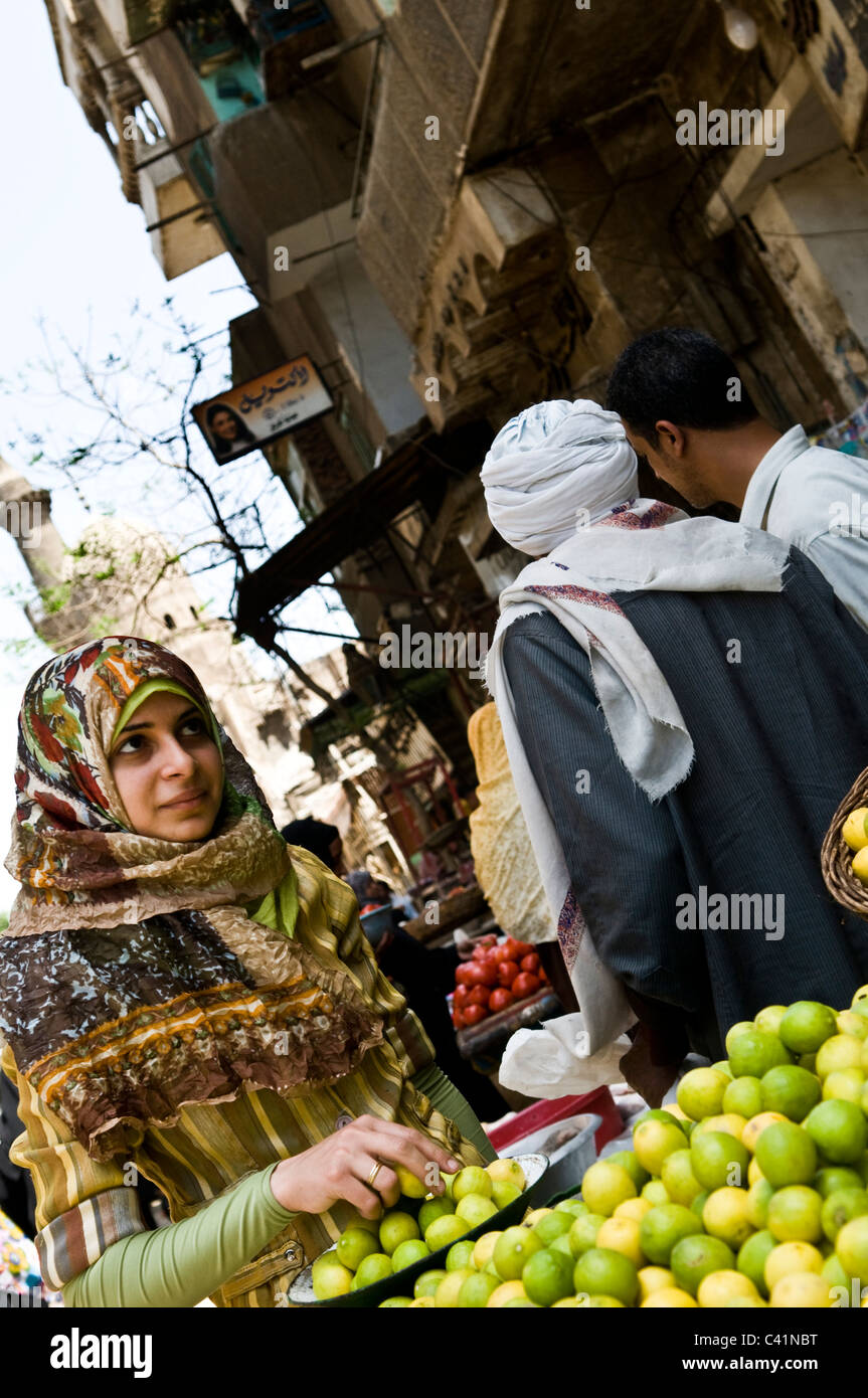 Il vecchio mercato di strette strade di Khan El Khalili al Cairo, in Egitto. Foto Stock