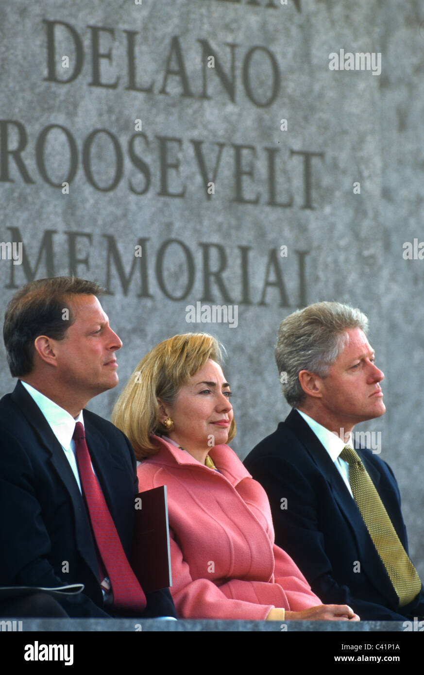 Il presidente Bill Clinton e la First Lady Hillary con VP Al Gore all inaugurazione dell'FDR Memorial a Washington, DC. Foto Stock