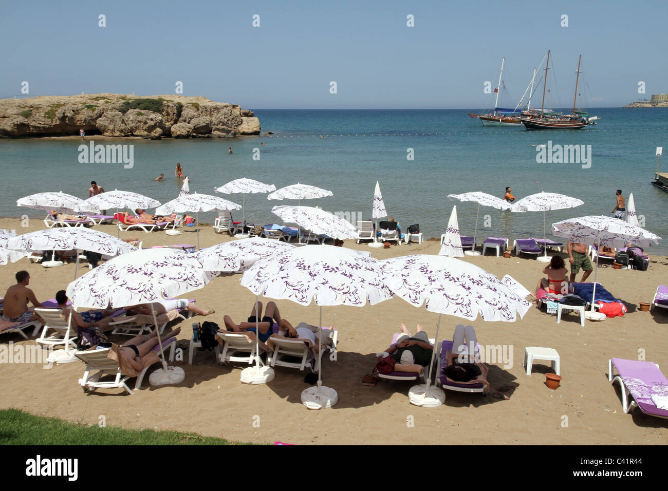 I turisti in spiaggia in Kyrenia in turca di Cipro del nord Foto Stock