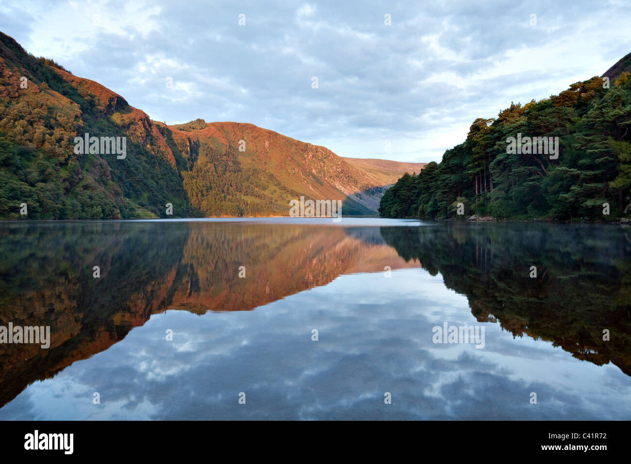 Alba riflessi nel Lago Superiore, Glendalough, il Parco Nazionale di Wicklow Mountains, County Wicklow, Irlanda. Foto Stock