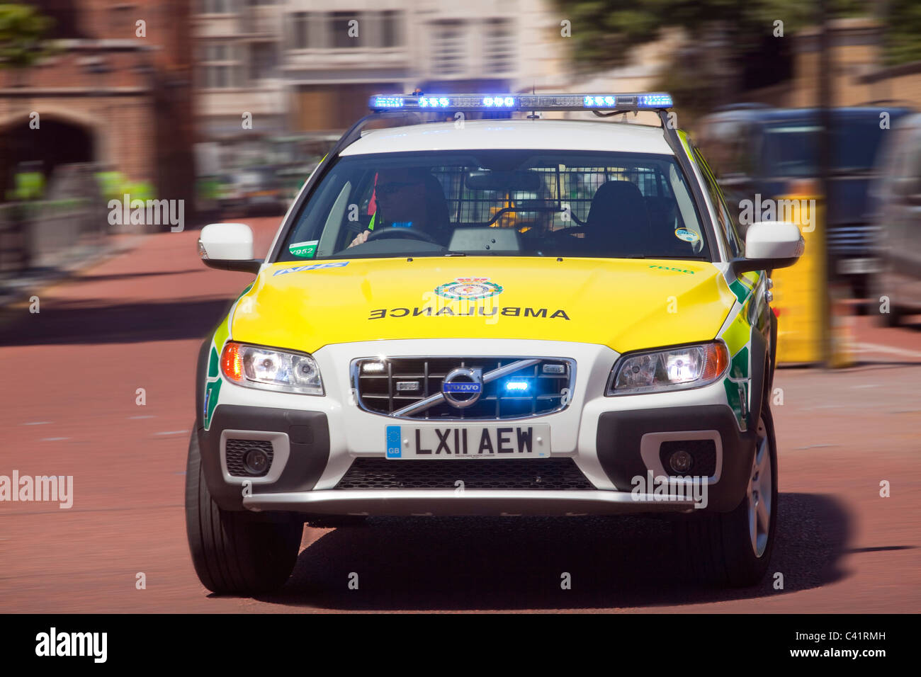 Ambulanza di emergenza accelerando a un incidente Foto Stock