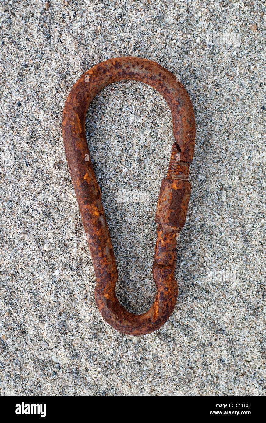 Rusty moschettone per arrampicata attrezzature, Foto Stock