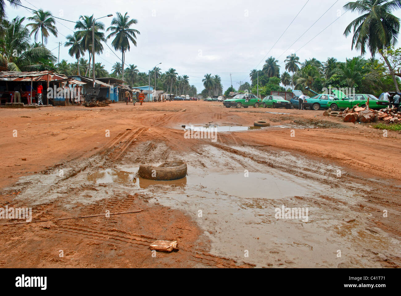 Strada sterrata in Jacqueville, Costa d'Avorio Foto Stock