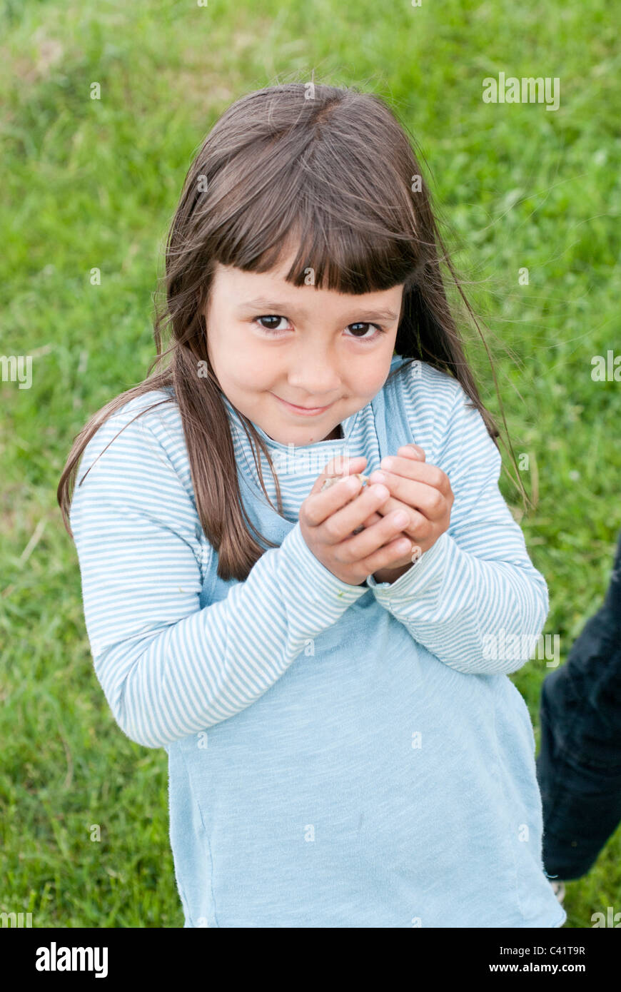 Ragazza con qualcosa in mano Foto Stock