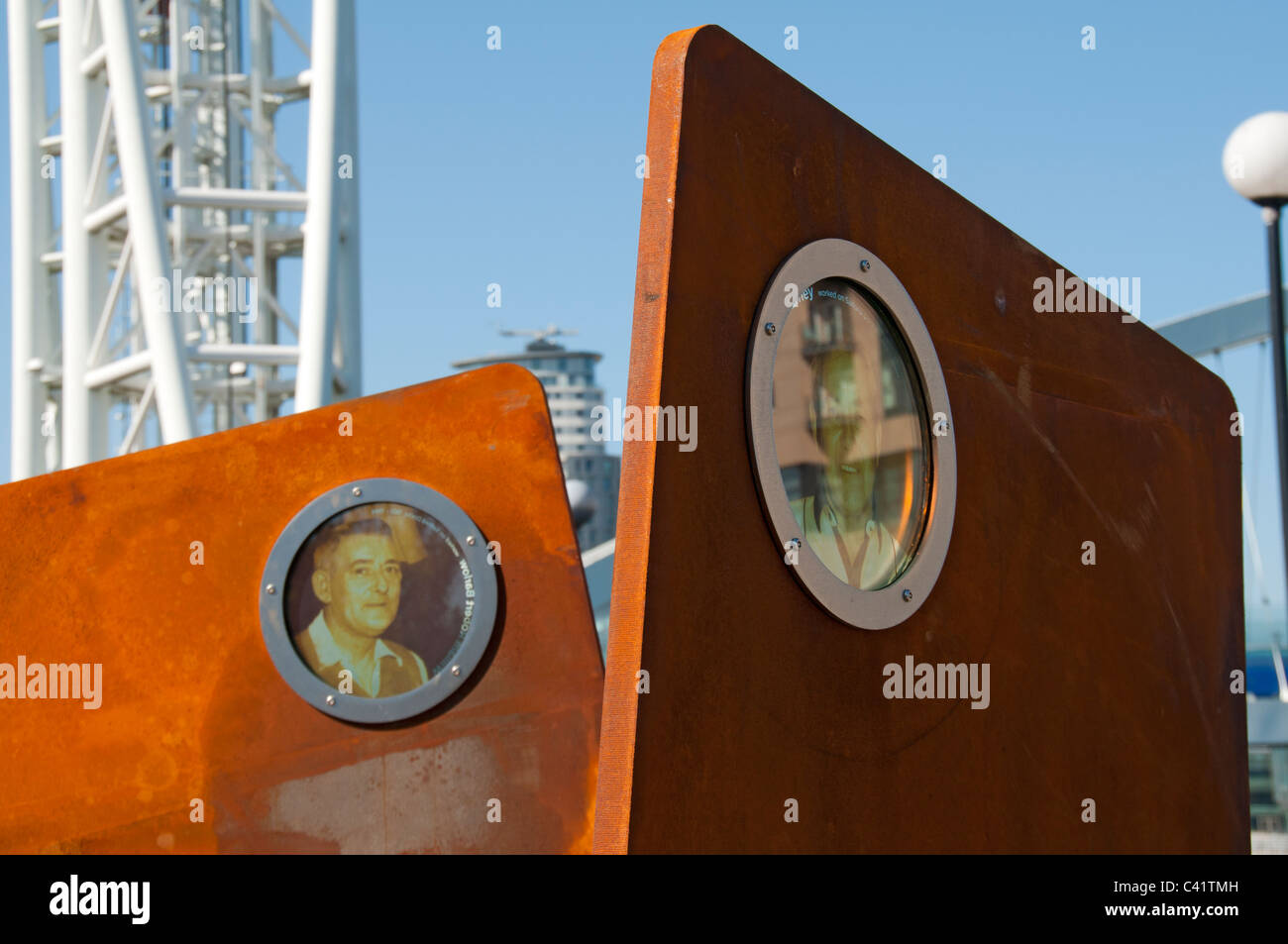 Dettaglio da 'Casuals'. Una delle mostre di sblocco Salford Quays sentiero delle sculture. Salford, Manchester, Inghilterra, Regno Unito Foto Stock