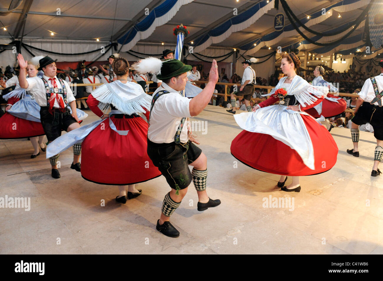 Ballerino in costumi tradizionali mostrano il famoso ballo 'Schuhplattler' in Baviera, Germania Foto Stock