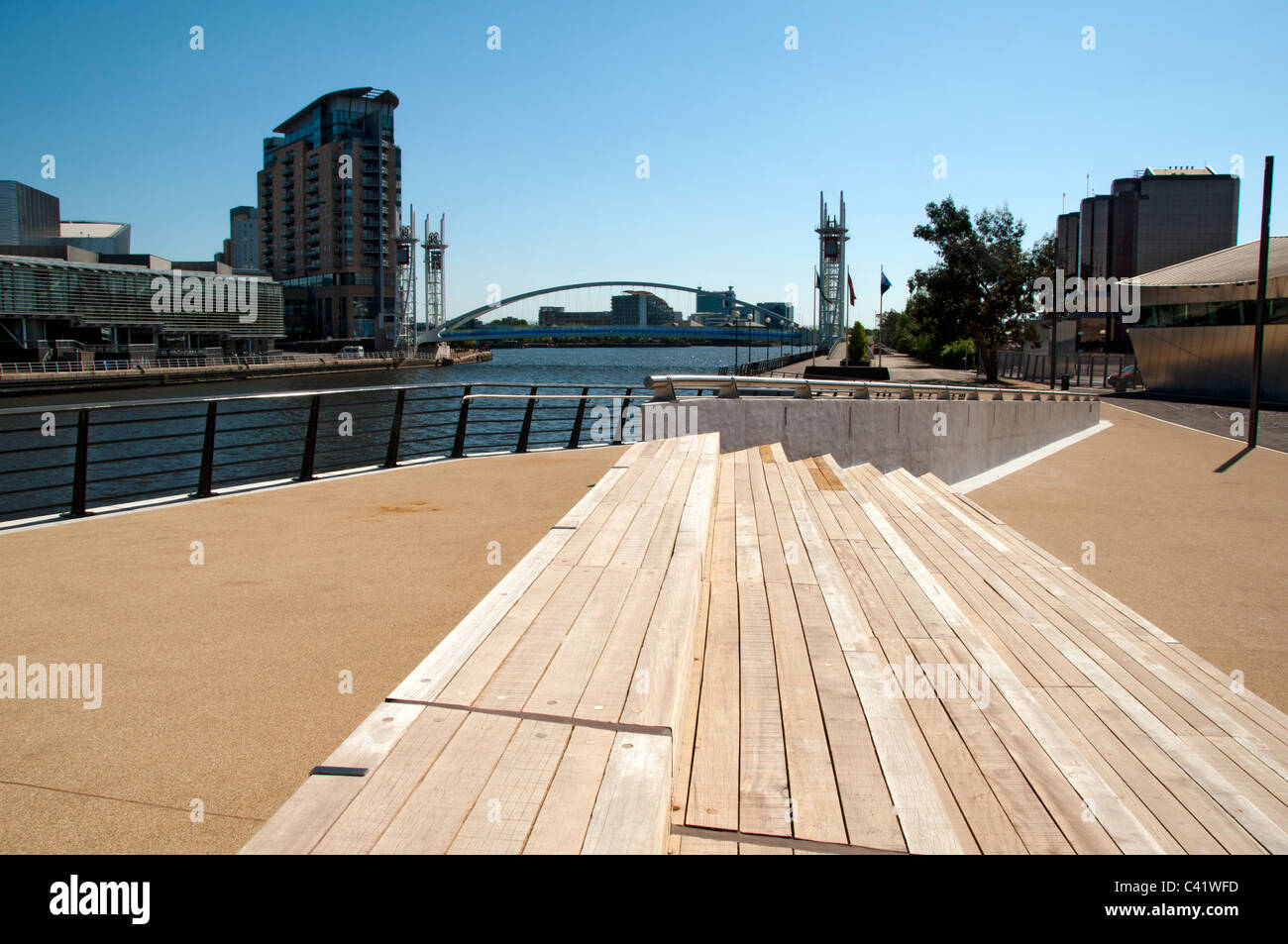 Sfera pubblica area al di fuori dell'Imperial War Museum North, Salford Quays, Manchester, Inghilterra, Regno Unito Foto Stock